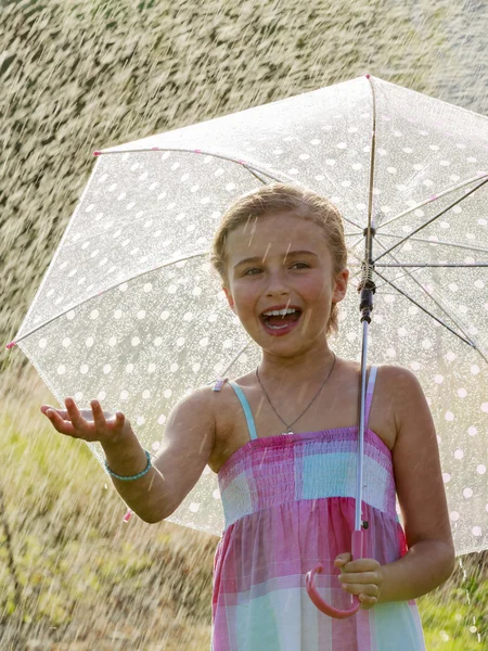 Sommarregn - glad tjej med ett paraply i regnet — Stockfoto